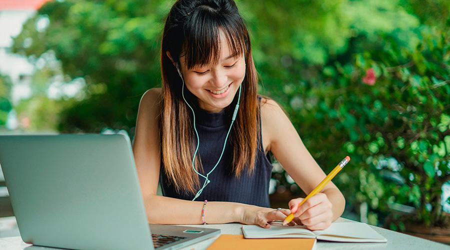 女学生写下转学技巧